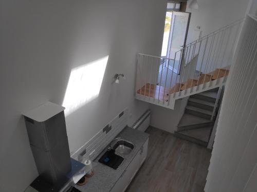 a room with a staircase with a television and a stair case at Luz da Lúa - Casa del campo in Muxia