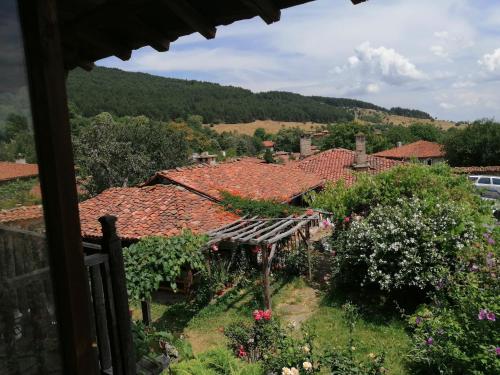 a view of a house with a garden at Къщата на художника in Zheravna