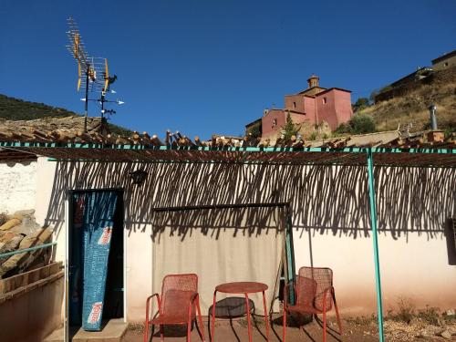 a group of chairs sitting on the side of a building at El Retiro de Isabel in Embid de la Ribera