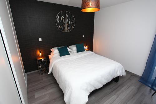 En eller flere senge i et værelse på Le Riesling Colmar All inclusive Free parking