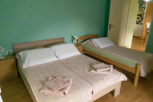 two beds in a room with green walls at Apartment Pri Bricu in Kobarid