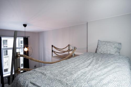 una camera con un grande letto e una finestra di Dream Aparts - Piotrkowska 152 a Łódź