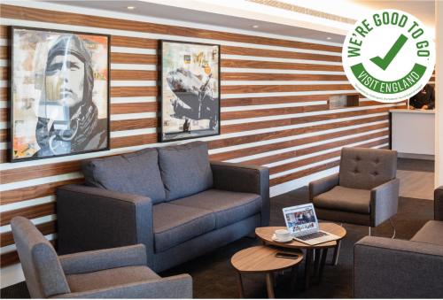 A seating area at St Giles Heathrow &ndash; A St Giles Hotel 