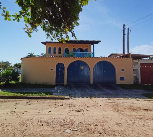 una casa con dos puertas de garaje en una calle en Casa da Edna, en Guarujá