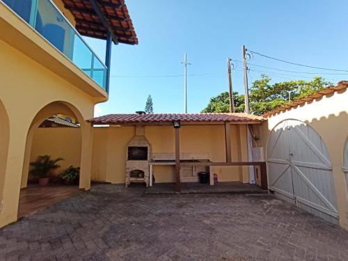 una casa con garaje y entrada de ladrillo en Casa da Edna, en Guarujá