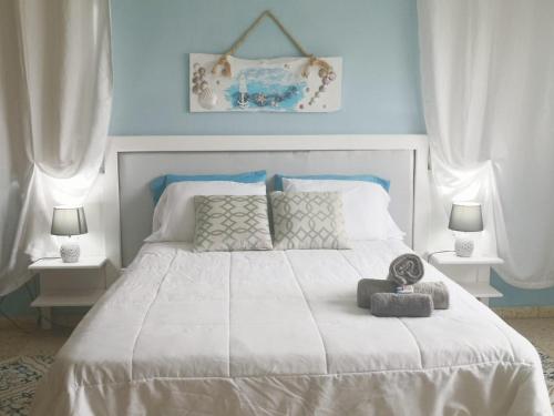 سرير أو أسرّة في غرفة في La Perla de Farallon