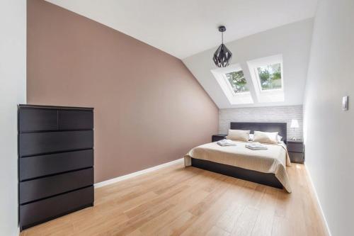 sypialnia z łóżkiem na poddaszu w obiekcie Apartament4siostry65 w mieście Ustronie Morskie