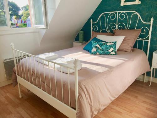 um quarto com uma cama branca e uma parede verde em Aux portes de Pornichet, Chambres d'hôtes Ty'Sacha em Saint-Nazaire