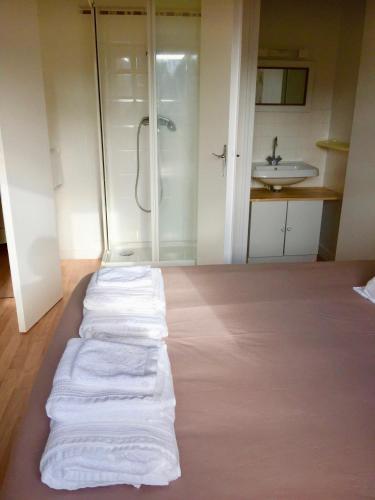 - une salle de bains avec un ensemble de serviettes dans l'établissement Aux portes de Pornichet, Chambres d'hôtes Ty'Sacha, à Saint-Nazaire