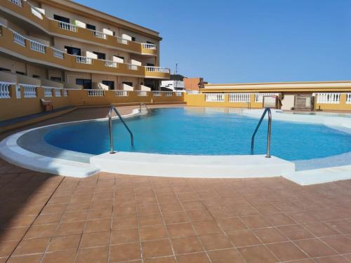 The swimming pool at or close to Apartamento con maravillosas vistas en primera línea