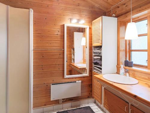 Et badeværelse på 16 person holiday home in R rvig