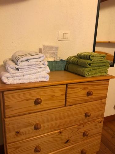 a pile of towels sitting on top of a dresser at Agriturismo Luloc in Buglio in Monte