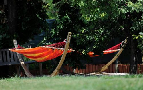 two hammocks sitting in the grass in a yard at Zum goldenen Engel - Fam. Ehrenreich in Krems an der Donau