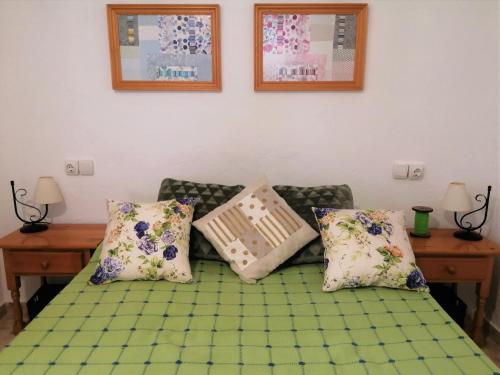 Habitación con sofá y almohadas. en Casa de La Costurera en Priego de Córdoba