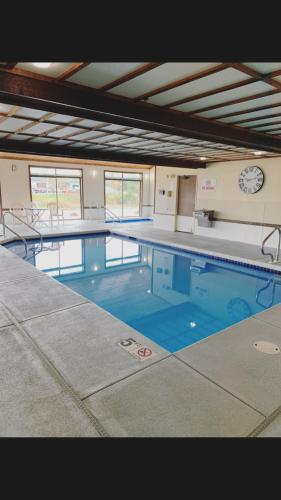 Πισίνα στο ή κοντά στο Super 8 by Wyndham Watertown WI