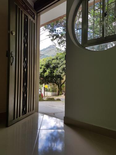 otwarte drzwi z oknem w pokoju w obiekcie Casa Centro Comercial la Central - Wifi - Outside Parking w mieście Medellín