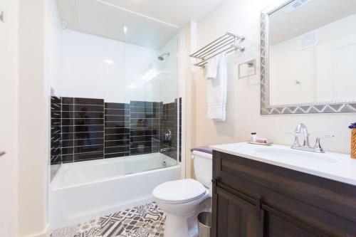 uma casa de banho com uma banheira, um WC e um lavatório. em The Bishop Arts Hotel By Bluelofts em Dallas