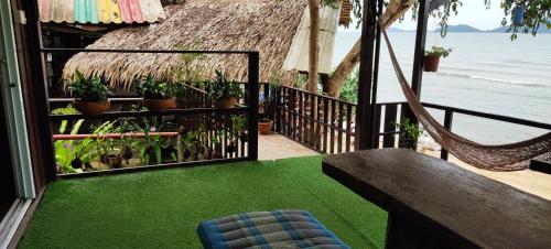 balcón con hamaca y vistas al océano en Maya guest house@coffee, en Ko Chang