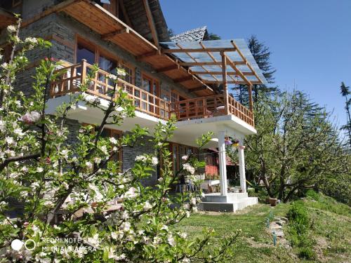 Ishan Log Huts-A boutique home stayにある庭