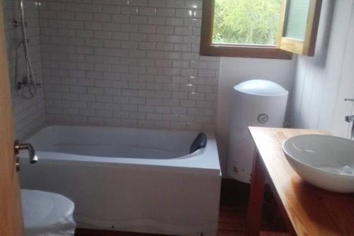 La salle de bains est pourvue d'une baignoire et d'un lavabo. dans l'établissement Rinconcito - Casa de descanso y río en Punta Gorda, Uruguay, à Nueva Palmira