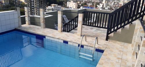 Swimmingpoolen hos eller tæt på Biwa Edifício cm Piscina, WI-FI, 1 garagem , Portaria 24hs,churrasqueira, Playground, Jardim, Centro do Guarujá, próximo do Comércio e da Praia