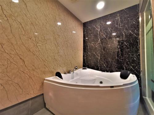 Bathroom sa Prestigo Hotel - Johor Bharu