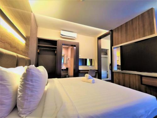 Una televisión o centro de entretenimiento en Prestigo Hotel - Johor Bharu