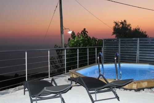 INO II Domus POOL by Amigdalokefali Elafonissiの敷地内または近くにあるプール