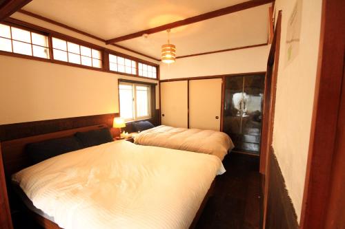 um quarto com 2 camas e uma janela em kODATEL コダテル函館ウエストサイド em Hakodate