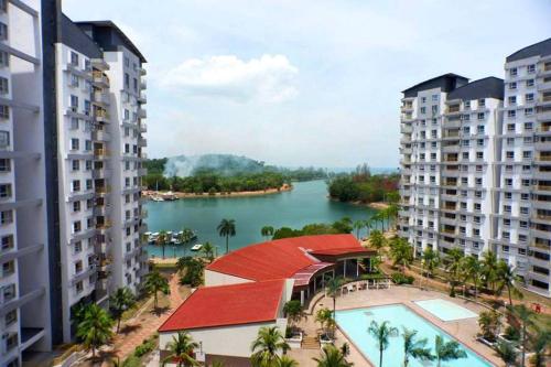 uma vista para um rio entre dois edifícios em BayView Villa Condominium Apartment A em Kampong Baharu