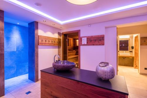 łazienka z umywalką i miską na ladzie w obiekcie Hotel Englhof w mieście Zell am Ziller