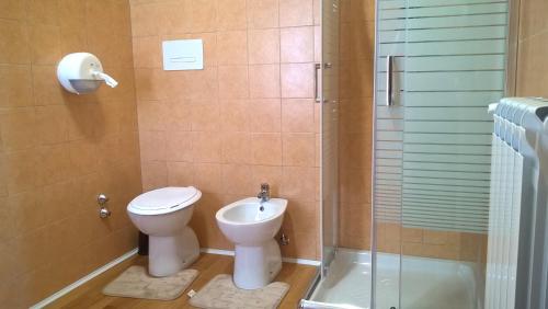 a bathroom with a toilet and a shower at Agriturismo Macchia dei briganti - b&b in Montefalcione