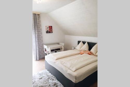- une chambre avec un grand lit et une table dans l'établissement Gemütliches Ferienhaus am Waldrand, à Tröpolach