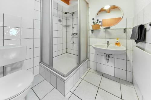 a bathroom with a shower and a toilet and a sink at Gästehaus Viktoriya nur wenige Minuten zum Europa-Park in Rust