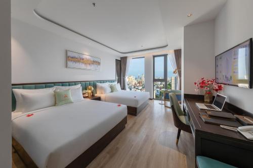 Postel nebo postele na pokoji v ubytování Cordial Grand Hotel Da Nang Beach - Infinity Rooftop Pool