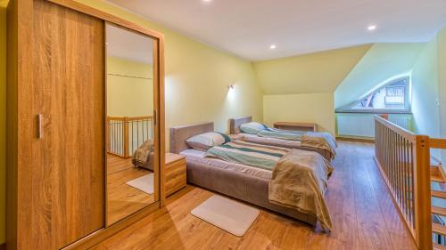 Posteľ alebo postele v izbe v ubytovaní Apartamenty Kwisa