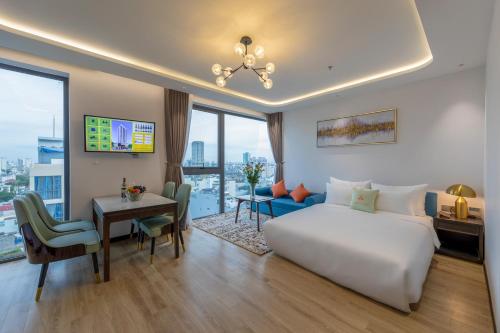 Postel nebo postele na pokoji v ubytování Cordial Grand Hotel Da Nang Beach - Infinity Rooftop Pool