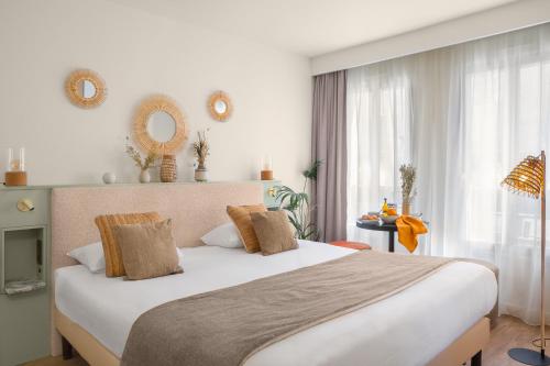 um quarto com uma cama grande e uma janela grande em PEPPER & PAPER Apartments em Paris