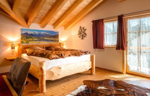 Ein Bett oder Betten in einem Zimmer der Unterkunft Alpenchalet St.Ulrich