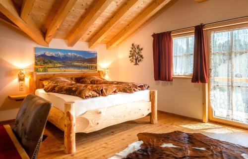 Postel nebo postele na pokoji v ubytování Alpenchalet St.Ulrich