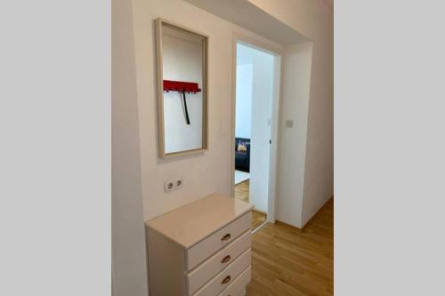 een slaapkamer met een dressoir en een spiegel bij Mitten im Achten. Zentrale Wohnung in Wien in Wenen
