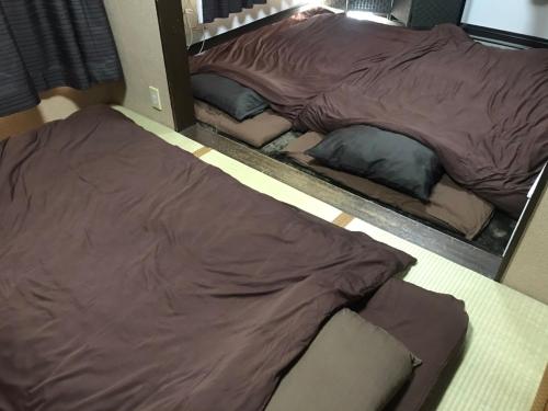 2 camas en una habitación contigua en Ever Garden, en Miyoshi