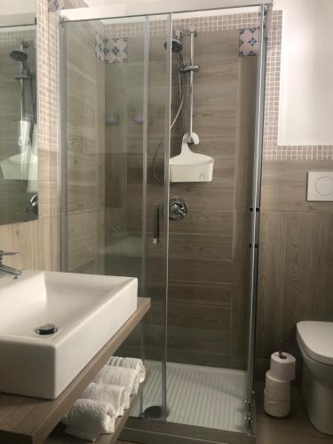 La salle de bains est pourvue d'une douche et d'un lavabo. dans l'établissement L'Argonauta, à Lampedusa