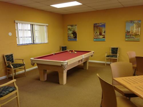 een biljartkamer met een pooltafel en stoelen bij Surfsider Resort - A Timeshare Resort in Pompano Beach