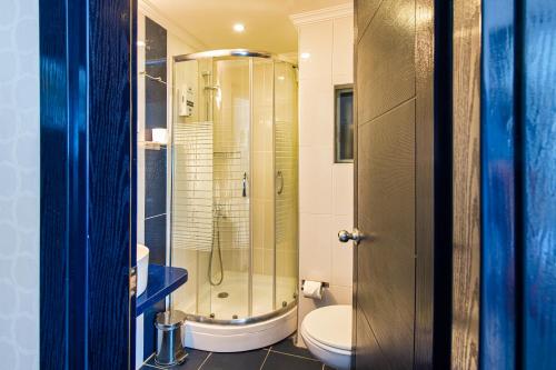 
a bathroom with a shower and a toilet at Kozan City Hotel in İzmir
