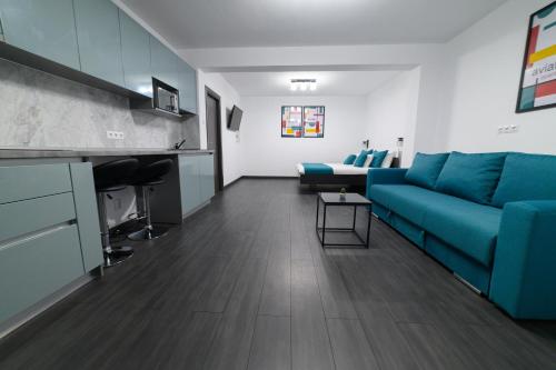 un soggiorno con divano blu e tavolo di Aviator Apartament - Business Class Confort - Luxury a Deva