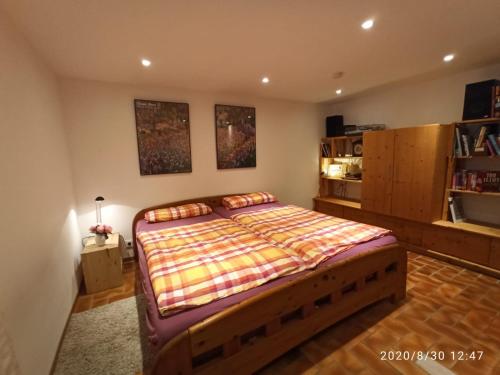 ein Schlafzimmer mit einem großen Bett in einem Zimmer in der Unterkunft Möbliertes Apartment mit bestem Anschluss - Hangelar Mitte in Sankt Augustin