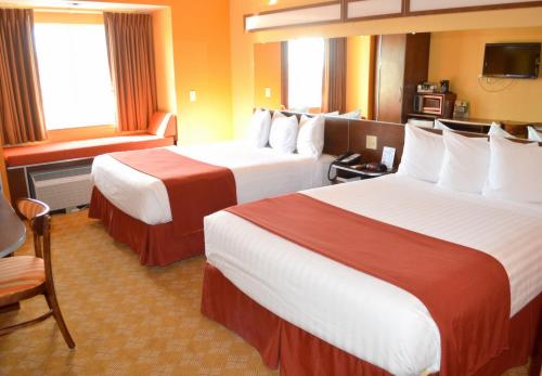 Postel nebo postele na pokoji v ubytování Microtel Inn and Suites by Wyndham Rawlins