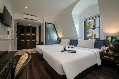 Postel nebo postele na pokoji v ubytování Ha Long Essence Hotel
