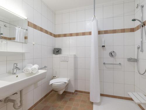 Bilik mandi di Aparthotel Brandauerhof